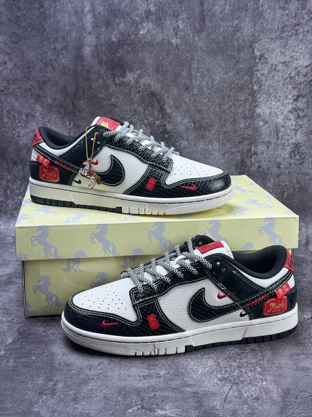 Nike SB Dunk Low 马年限定 黑白三小勾满天星 YX5066-C62