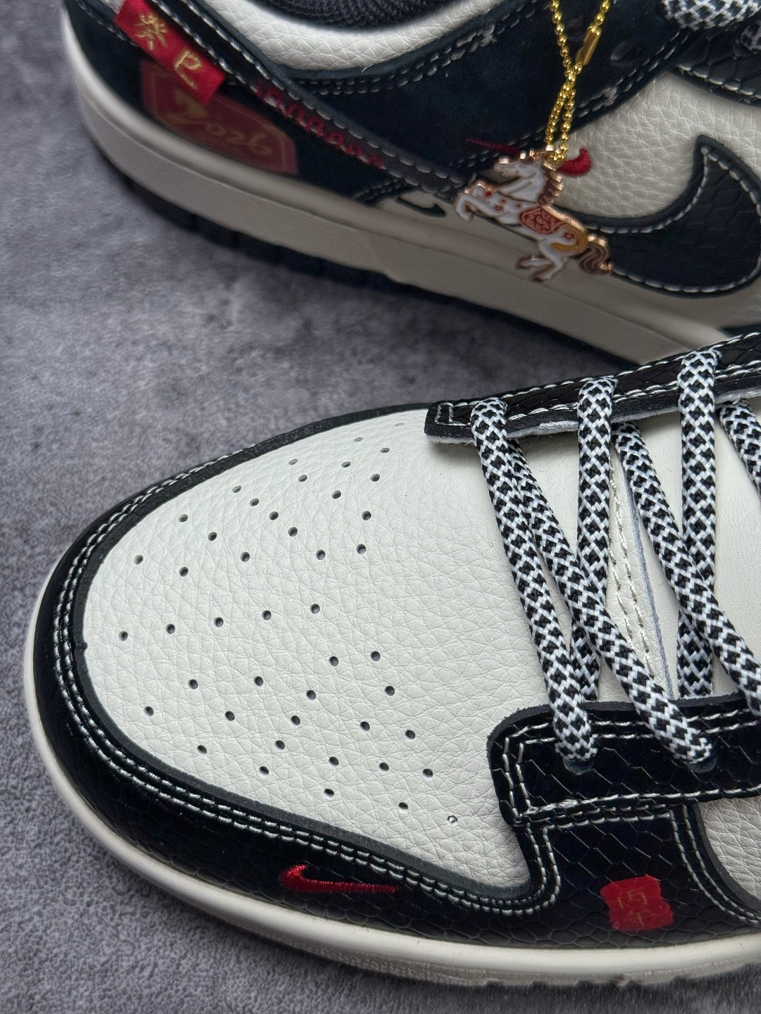 Nike SB Dunk Low 马年限定 黑白三小勾满天星 YX5066-C62