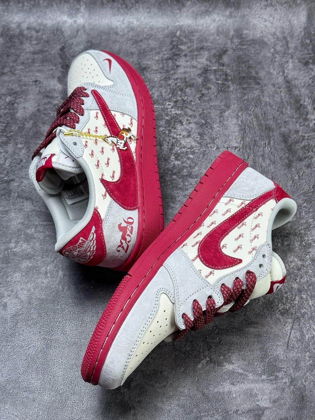 Travis Scott x Nike Air Jordan 1 Low 马年限定 Air Jordan 1 Low 反转灰白红小勾满天星倒钩 纯原版本 JP2026-115