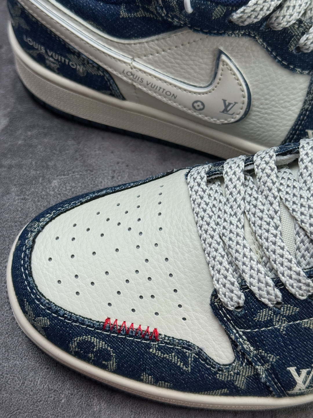 Air Jordan 1 Retro Low x Louis Vuitton 蓝白牛仔满天星 YX5066-389
