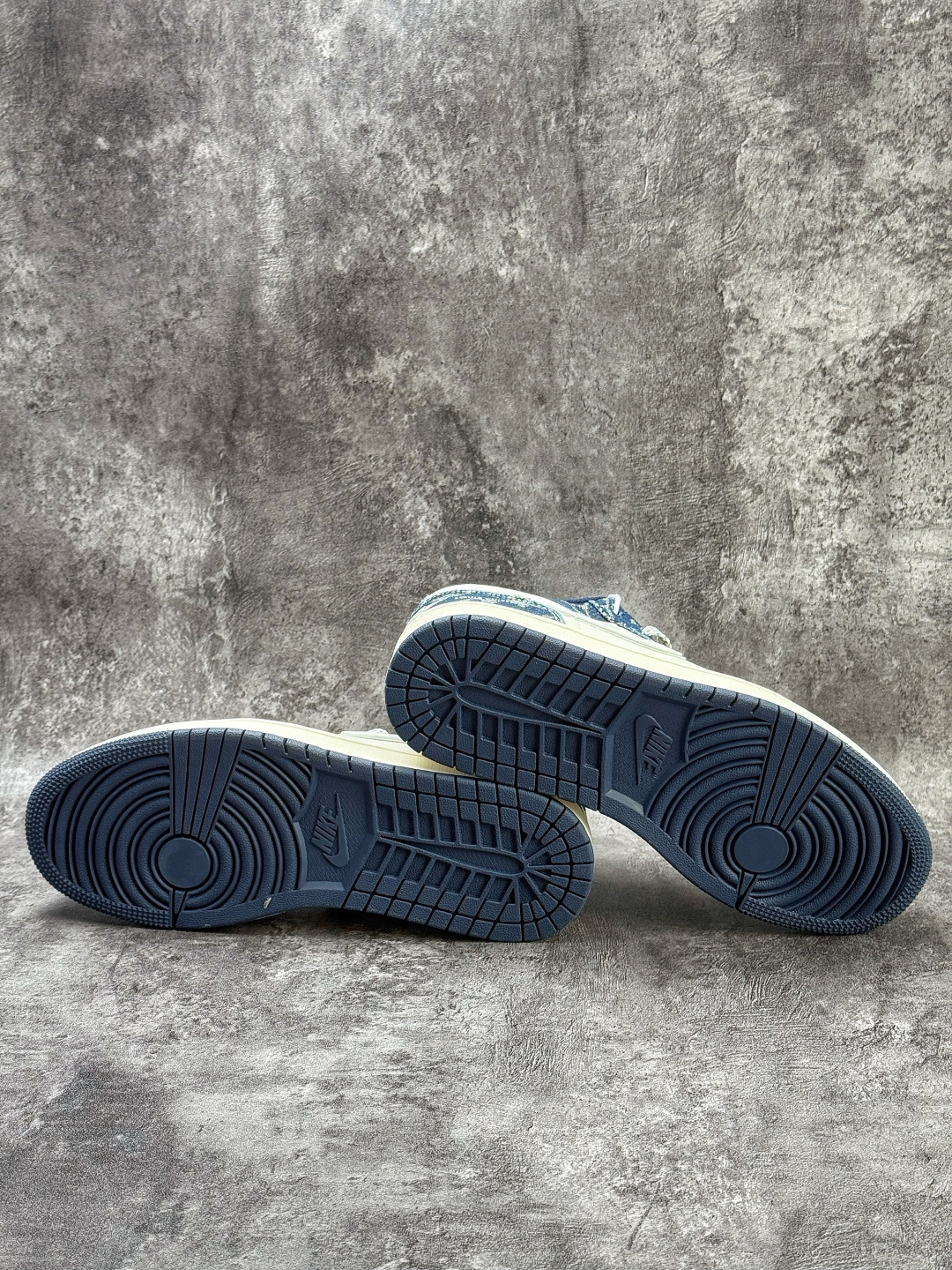 Air Jordan 1 Retro Low x Louis Vuitton 蓝白牛仔满天星 YX5066-389