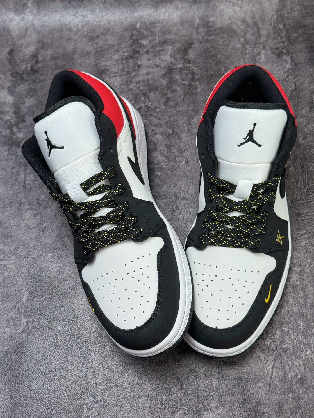 Air Jordan 1 Retro Low 马年限定 黑白红小勾满天星 FD5188-601
