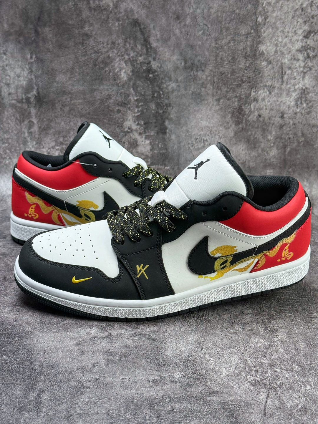 Air Jordan 1 Retro Low 马年限定 黑白红小勾满天星 FD5188-601
