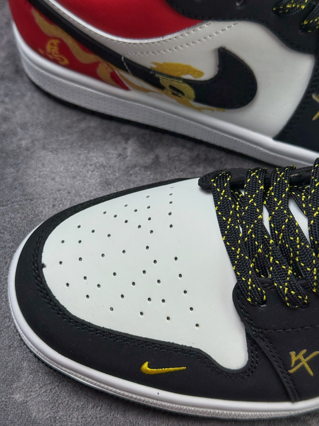 Air Jordan 1 Retro Low 马年限定 黑白红小勾满天星 FD5188-601