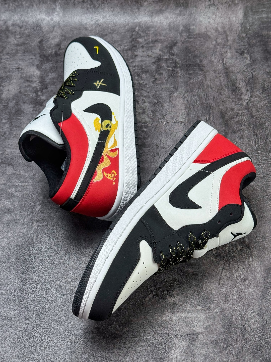 Air Jordan 1 Retro Low 马年限定 黑白红小勾满天星 FD5188-601