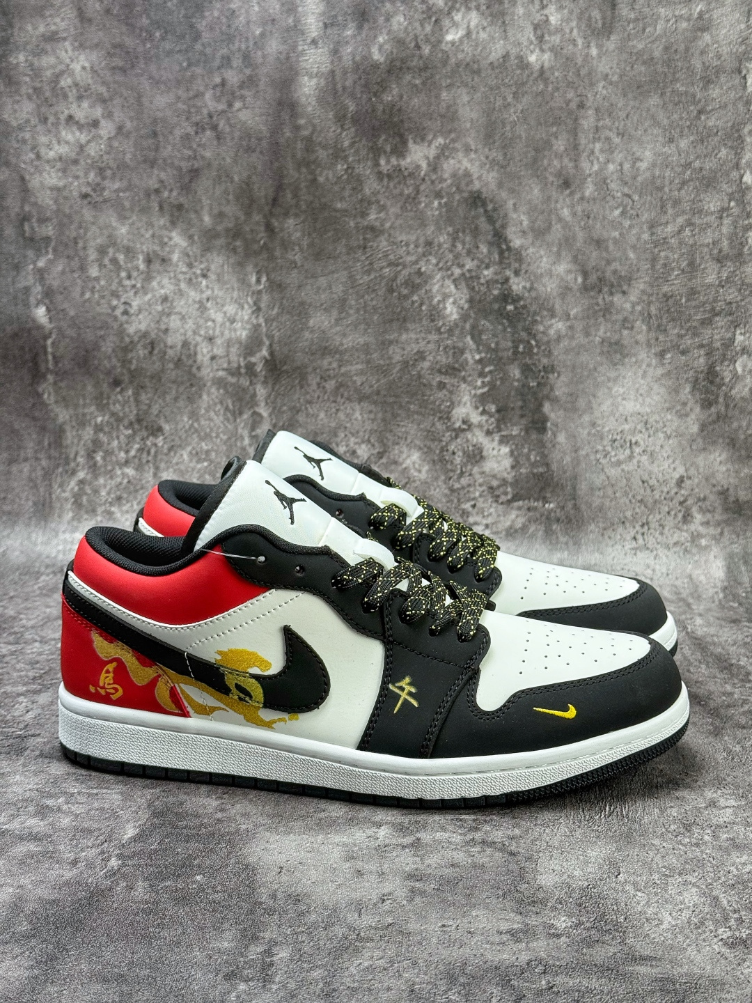 Air Jordan 1 Retro Low 马年限定 黑白红小勾满天星 FD5188-601