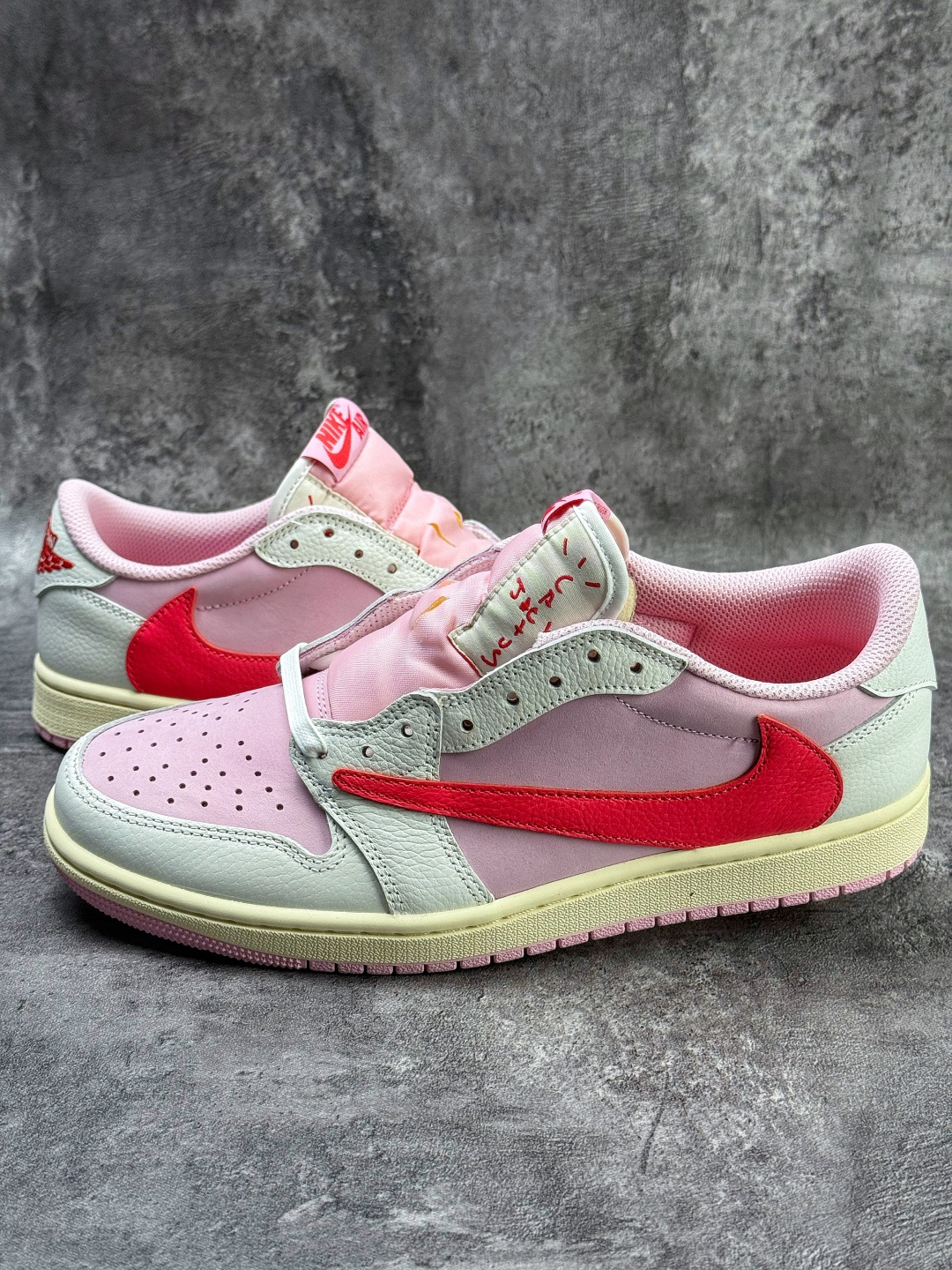 Travis Scott x Nike Air Jordan 1 Low 白粉红 Air Jordan 1 Low 反转倒钩 IQ7604-101 Travis Scott x Nike Air Jordan 1 Low 白粉红 Air Jordan 1 Low 反转倒钩 IQ7604-101