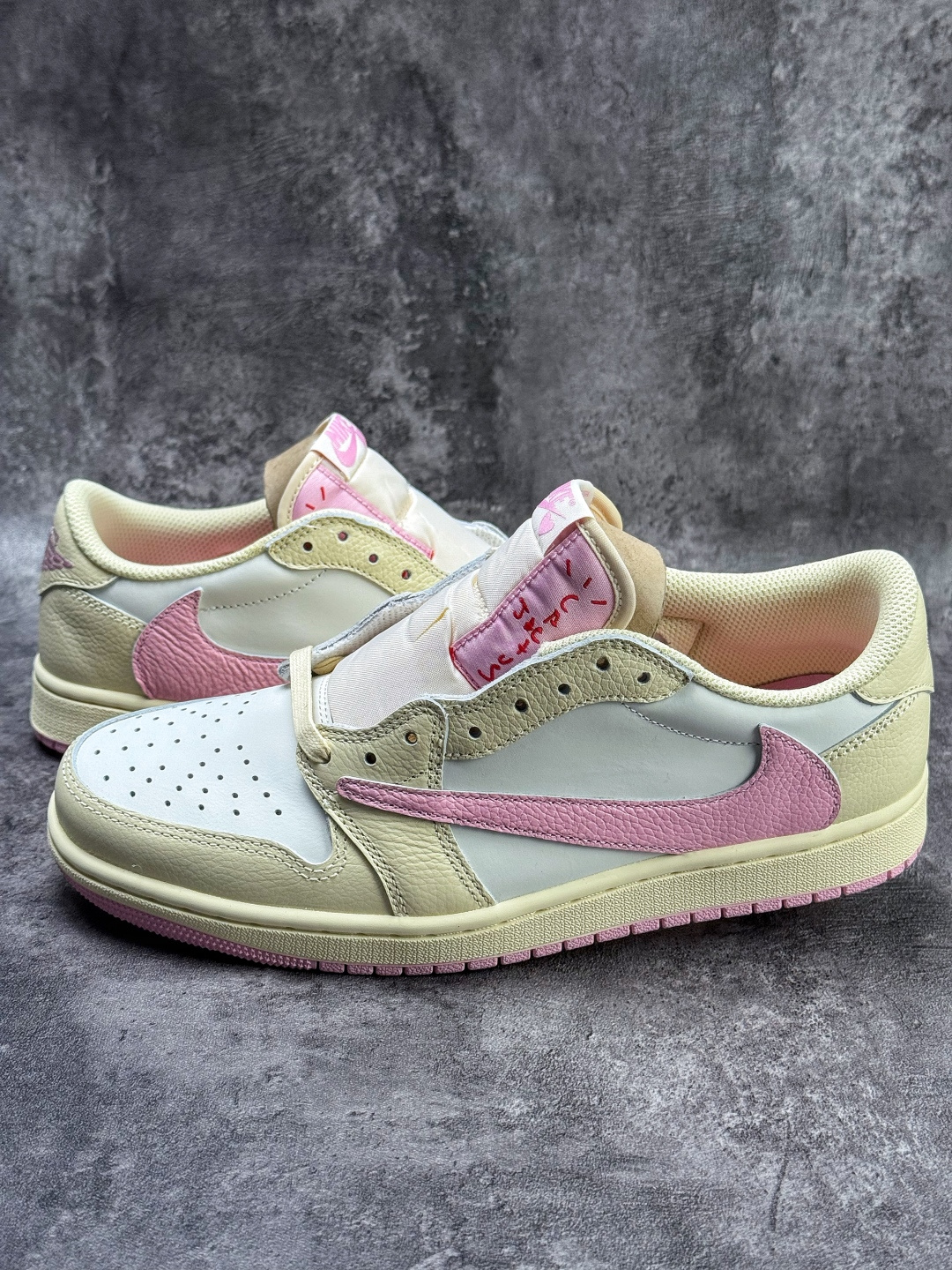 Travis Scott x Nike Air Jordan 1 Low 米白粉 Air Jordan 1 Low 反转倒钩 IQ7604-100