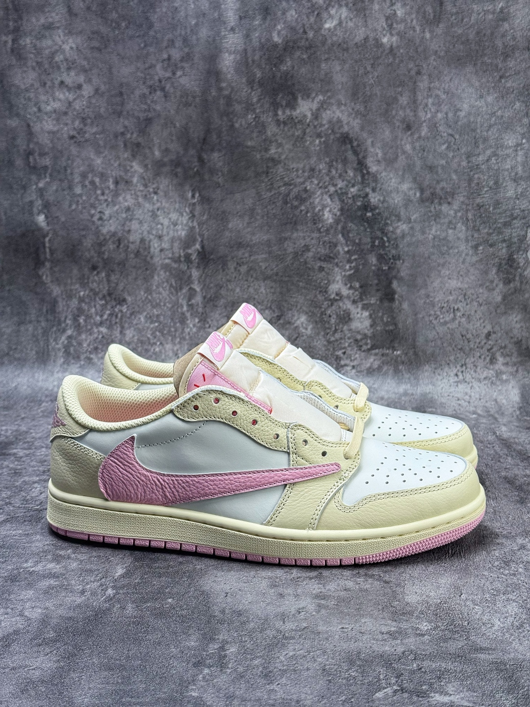 Travis Scott x Nike Air Jordan 1 Low 米白粉 Air Jordan 1 Low 反转倒钩 IQ7604-100