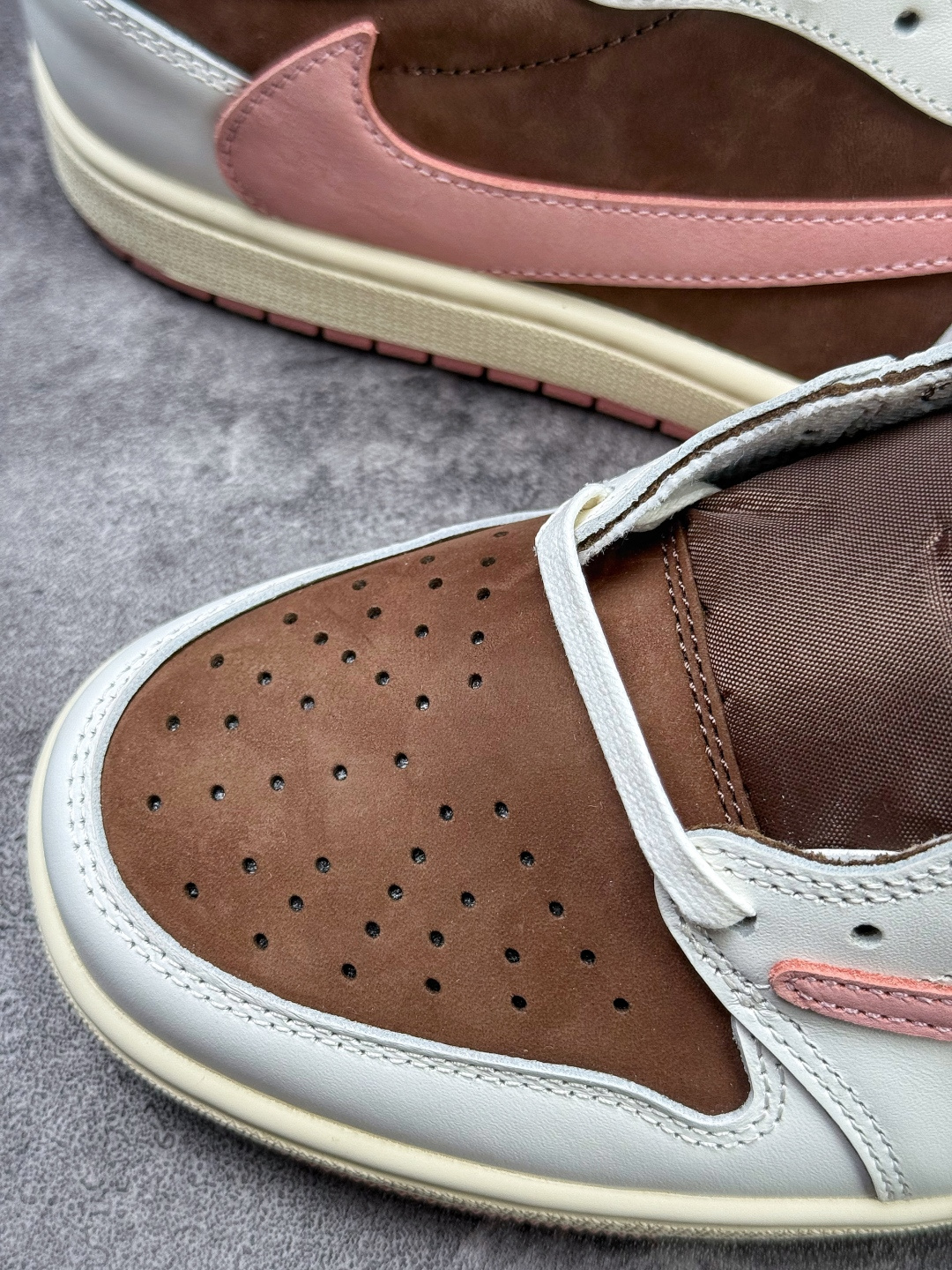Travis Scott x Nike Air Jordan 1 Low 白棕粉 Air Jordan 1 Low 反转倒钩 纯原版本 DZ4137-206