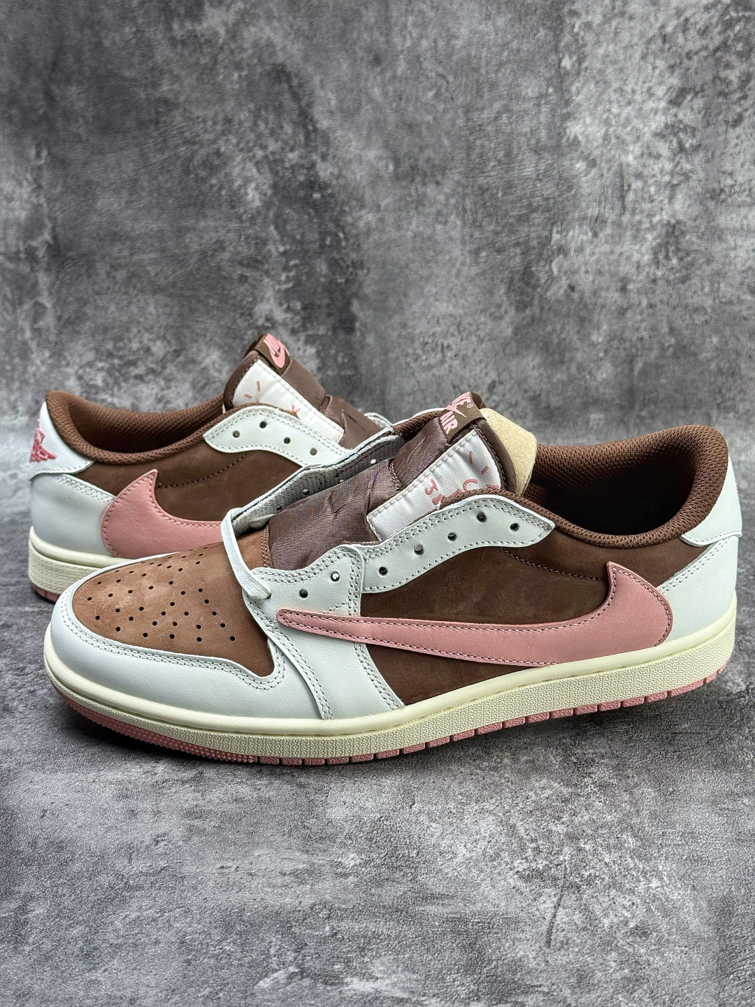 Travis Scott x Nike Air Jordan 1 Low 白棕粉 Air Jordan 1 Low 反转倒钩 纯原版本 DZ4137-206