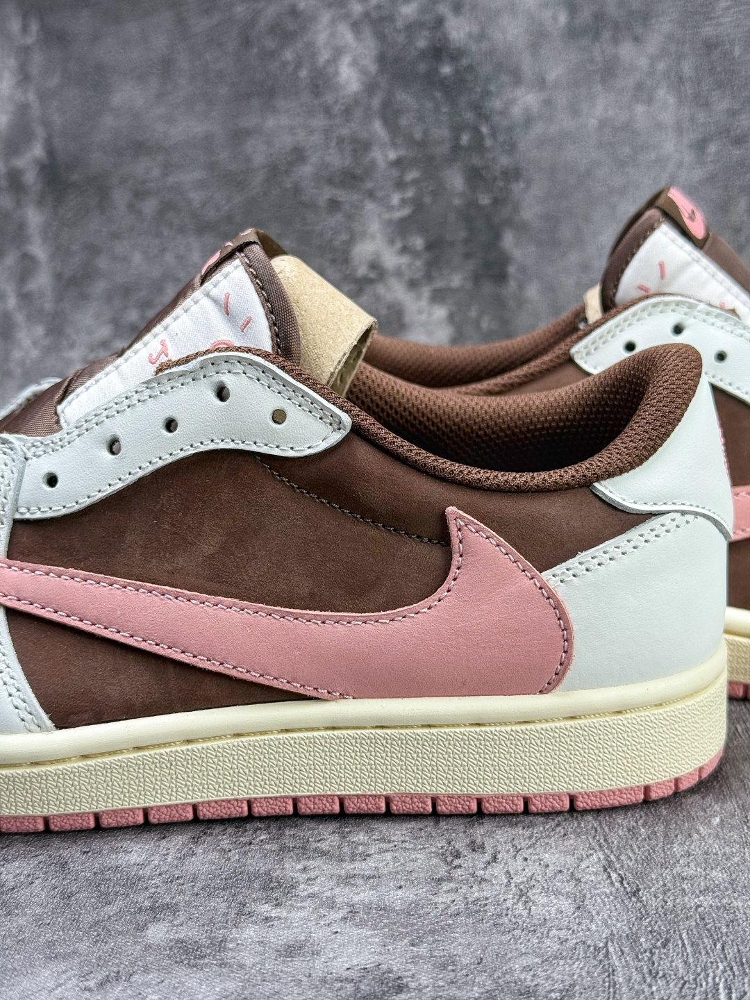 Travis Scott x Nike Air Jordan 1 Low 白棕粉 Air Jordan 1 Low 反转倒钩 纯原版本 DZ4137-206