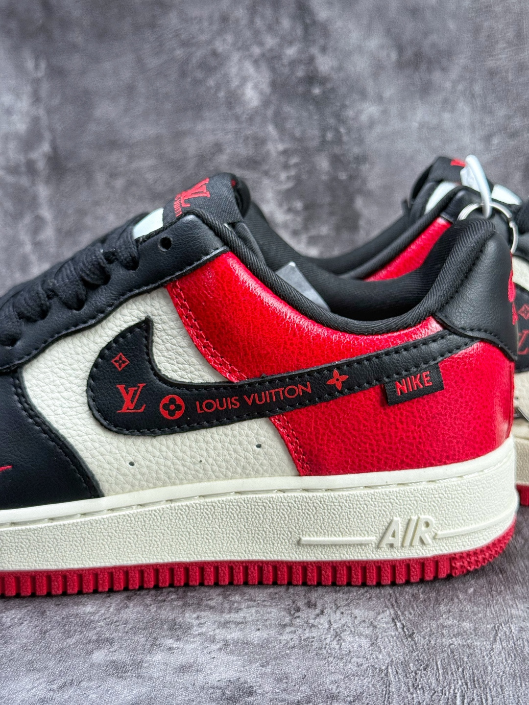 Nike Air Force 1 Low 07 x Louis Vuitton 黑红白小勾 KD1688-007