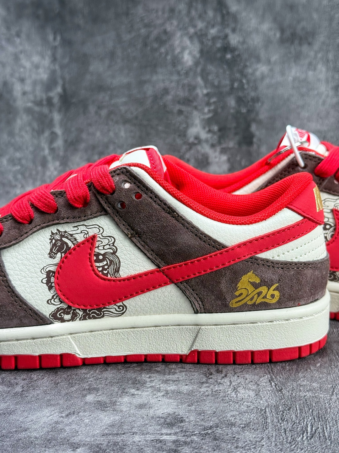230 Nike SB Dunk Low 马年限定 棕白红小勾 HG0026-001-Chinese UA Cheap High Quatity Brand Clothes Bags handbags Sneakers wholesale wholesaler seller from China Factory suppliers Fashion Clothing Shoes best Quality Beautiful Price 230 Nike SB Dunk Low 马年限定 棕白红小勾 HG0026-001