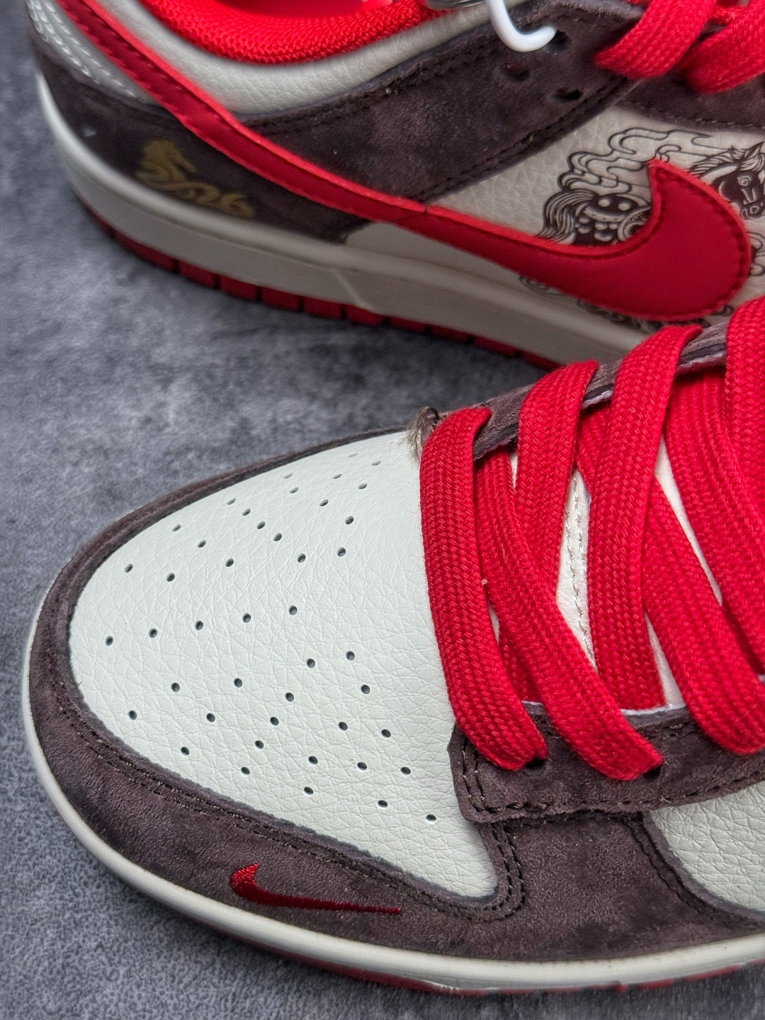 230 Nike SB Dunk Low 马年限定 棕白红小勾 HG0026-001-Chinese UA Cheap High Quatity Brand Clothes Bags handbags Sneakers wholesale wholesaler seller from China Factory suppliers Fashion Clothing Shoes best Quality Beautiful Price 230 Nike SB Dunk Low 马年限定 棕白红小勾 HG0026-001