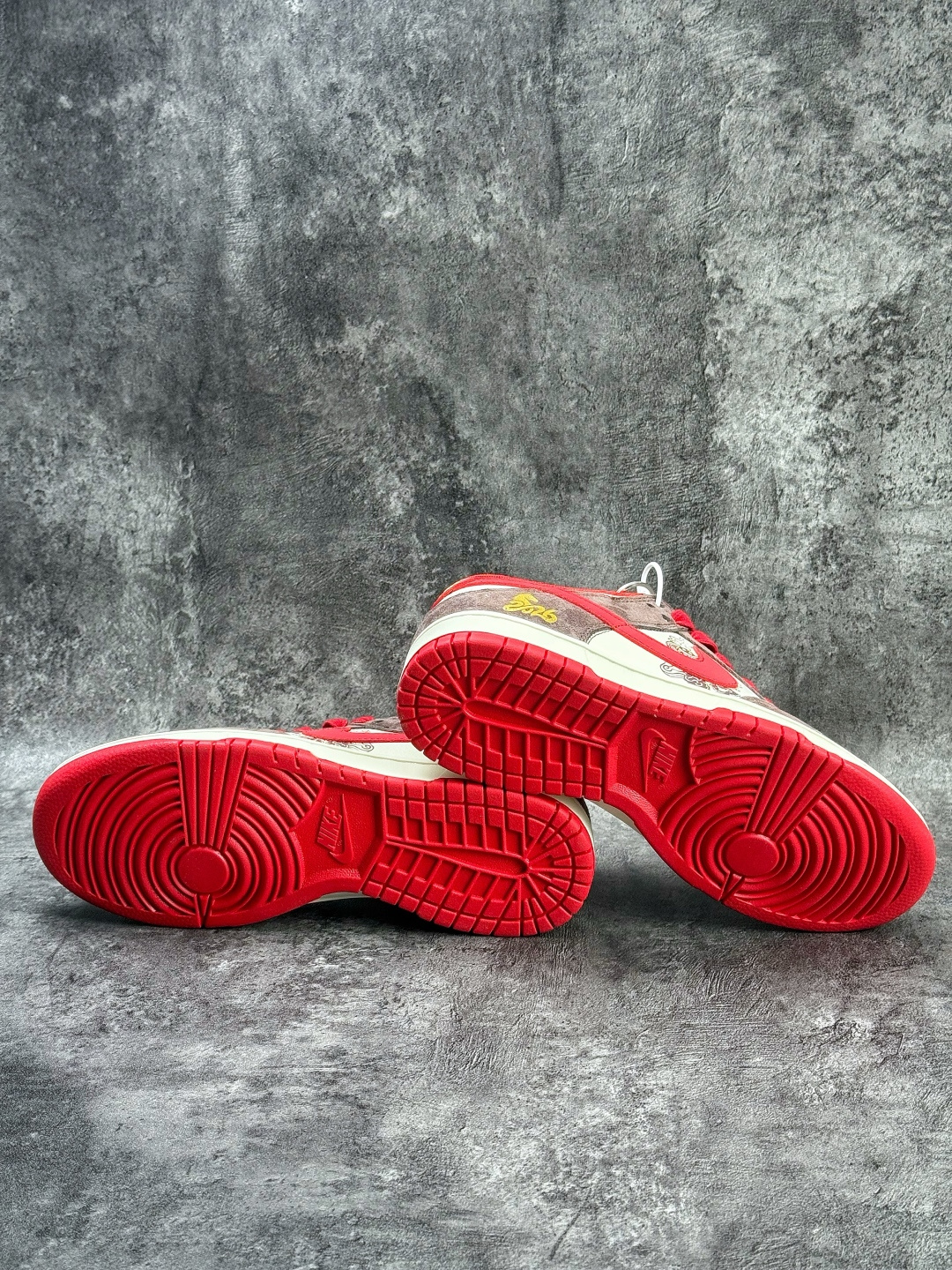 230 Nike SB Dunk Low 马年限定 棕白红小勾 HG0026-001-Chinese UA Cheap High Quatity Brand Clothes Bags handbags Sneakers wholesale wholesaler seller from China Factory suppliers Fashion Clothing Shoes best Quality Beautiful Price 230 Nike SB Dunk Low 马年限定 棕白红小勾 HG0026-001