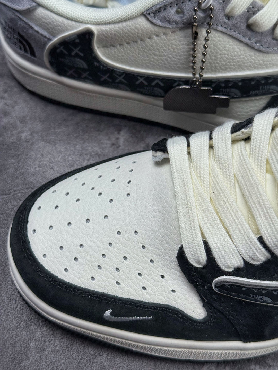 230 Travis Scott x Nike Air Jordan 1 Low x The North Face Air Jordan 1 Low 反转黑白灰小勾倒钩 版本 JW1188-172-Chinese UA Cheap High Quatity Brand Clothes Bags handbags Sneakers wholesale wholesaler seller from China Factory suppliers Fashion Clothing Shoes best Quality Beautiful Price 230 Travis Scott x Nike Air Jordan 1 Low x The North Face Air Jordan 1 Low 反转黑白灰小勾倒钩 版本 JW1188-172