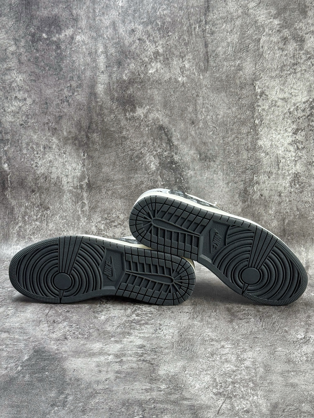 230 Travis Scott x Nike Air Jordan 1 Low x The North Face Air Jordan 1 Low 反转黑白灰小勾倒钩 版本 JW1188-172-Chinese UA Cheap High Quatity Brand Clothes Bags handbags Sneakers wholesale wholesaler seller from China Factory suppliers Fashion Clothing Shoes best Quality Beautiful Price 230 Travis Scott x Nike Air Jordan 1 Low x The North Face Air Jordan 1 Low 反转黑白灰小勾倒钩 版本 JW1188-172
