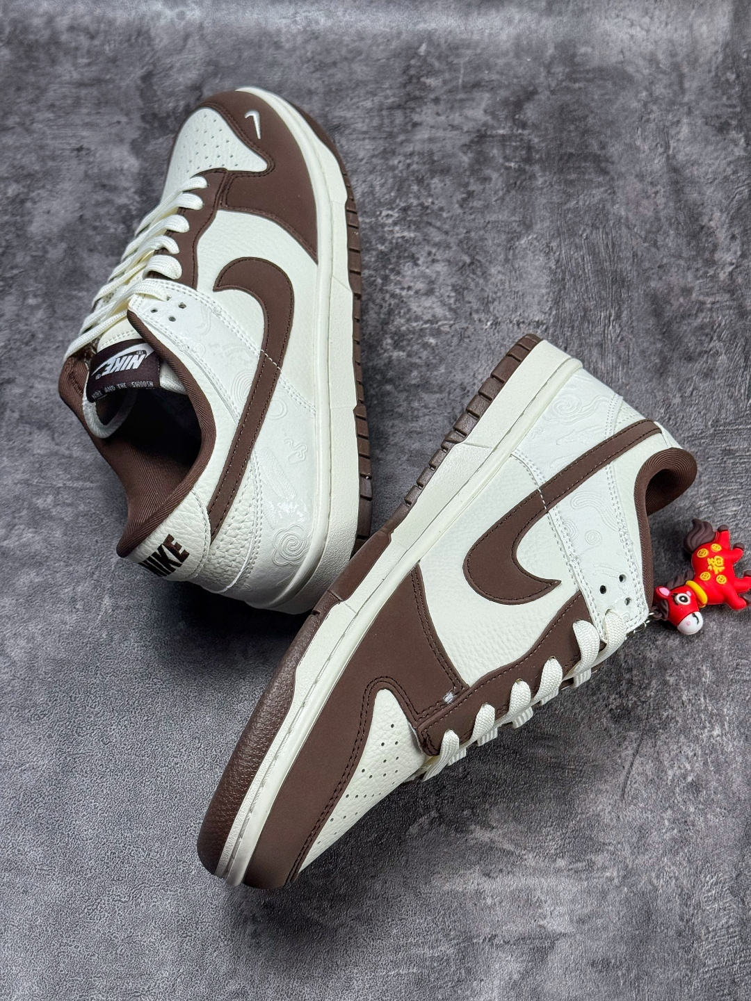 230 Nike SB Dunk Low 马年联名 棕白小勾 IQ1118-220-Chinese UA Cheap High Quatity Brand Clothes Bags handbags Sneakers wholesale wholesaler seller from China Factory suppliers Fashion Clothing Shoes best Quality Beautiful Price 230 Nike SB Dunk Low 马年联名 棕白小勾 IQ1118-220