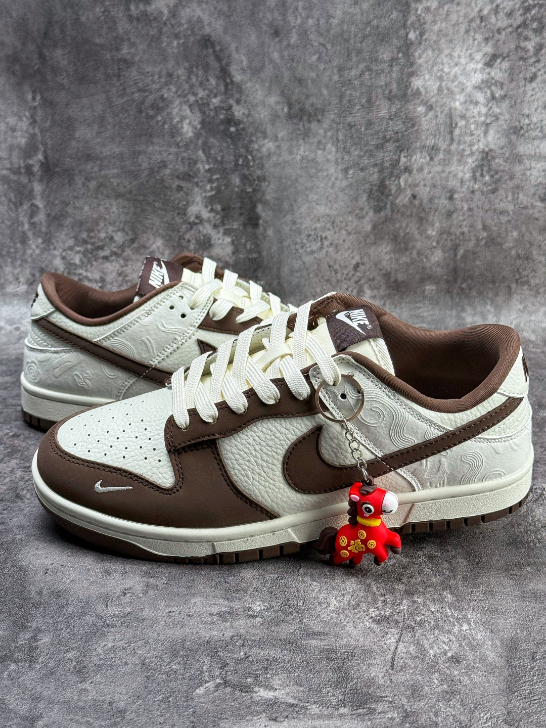 230 Nike SB Dunk Low 马年联名 棕白小勾 IQ1118-220-Chinese UA Cheap High Quatity Brand Clothes Bags handbags Sneakers wholesale wholesaler seller from China Factory suppliers Fashion Clothing Shoes best Quality Beautiful Price 230 Nike SB Dunk Low 马年联名 棕白小勾 IQ1118-220
