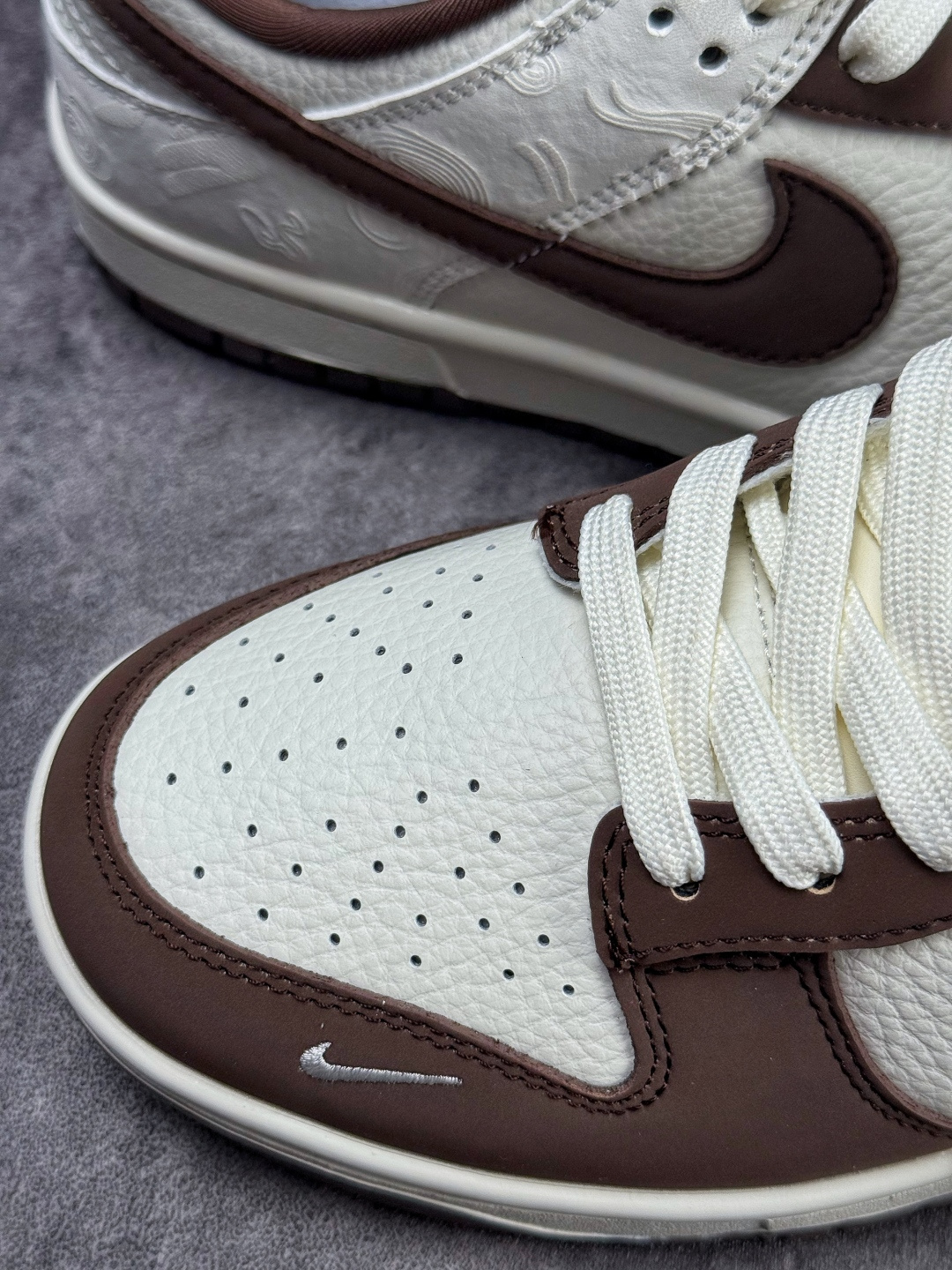 230 Nike SB Dunk Low 马年联名 棕白小勾 IQ1118-220-Chinese UA Cheap High Quatity Brand Clothes Bags handbags Sneakers wholesale wholesaler seller from China Factory suppliers Fashion Clothing Shoes best Quality Beautiful Price 230 Nike SB Dunk Low 马年联名 棕白小勾 IQ1118-220