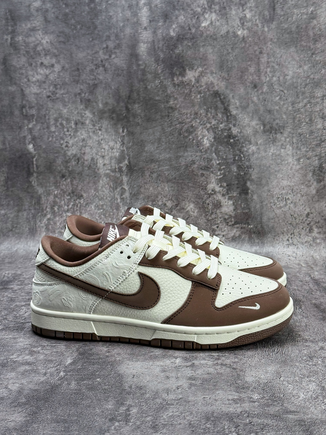 230 Nike SB Dunk Low 马年联名 棕白小勾 IQ1118-220-Chinese UA Cheap High Quatity Brand Clothes Bags handbags Sneakers wholesale wholesaler seller from China Factory suppliers Fashion Clothing Shoes best Quality Beautiful Price 230 Nike SB Dunk Low 马年联名 棕白小勾 IQ1118-220