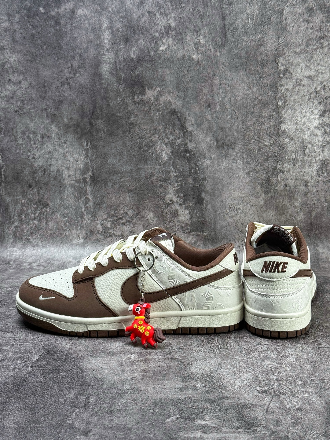 230 Nike SB Dunk Low 马年联名 棕白小勾 IQ1118-220-Chinese UA Cheap High Quatity Brand Clothes Bags handbags Sneakers wholesale wholesaler seller from China Factory suppliers Fashion Clothing Shoes best Quality Beautiful Price 230 Nike SB Dunk Low 马年联名 棕白小勾 IQ1118-220
