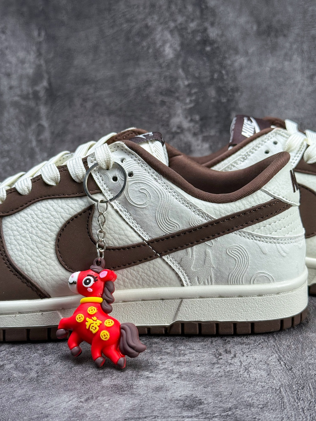 230 Nike SB Dunk Low 马年联名 棕白小勾 IQ1118-220-Chinese UA Cheap High Quatity Brand Clothes Bags handbags Sneakers wholesale wholesaler seller from China Factory suppliers Fashion Clothing Shoes best Quality Beautiful Price 230 Nike SB Dunk Low 马年联名 棕白小勾 IQ1118-220