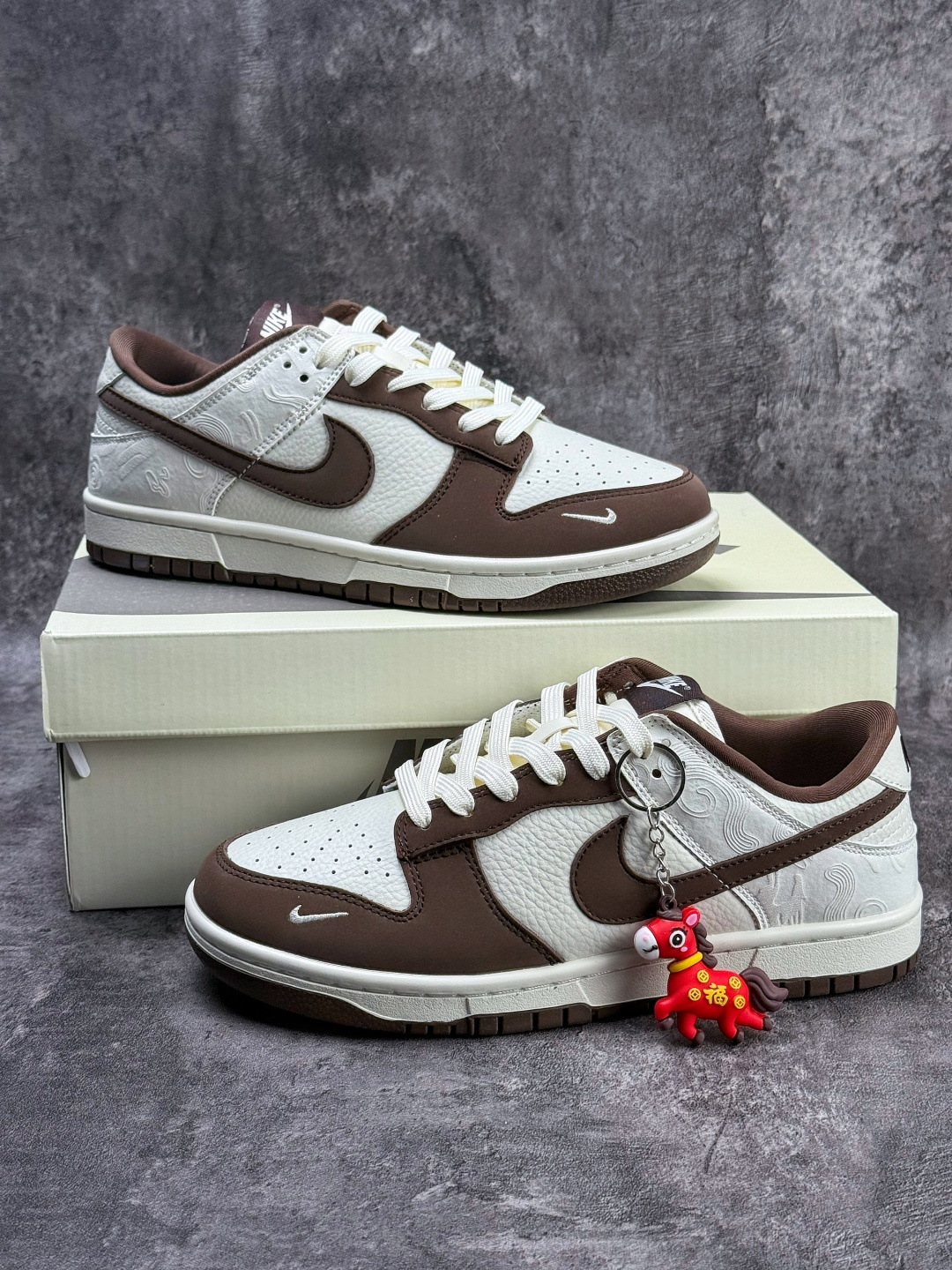 230 Nike SB Dunk Low 马年联名 棕白小勾 IQ1118-220-Chinese UA Cheap High Quatity Brand Clothes Bags handbags Sneakers wholesale wholesaler seller from China Factory suppliers Fashion Clothing Shoes best Quality Beautiful Price 230 Nike SB Dunk Low 马年联名 棕白小勾 IQ1118-220