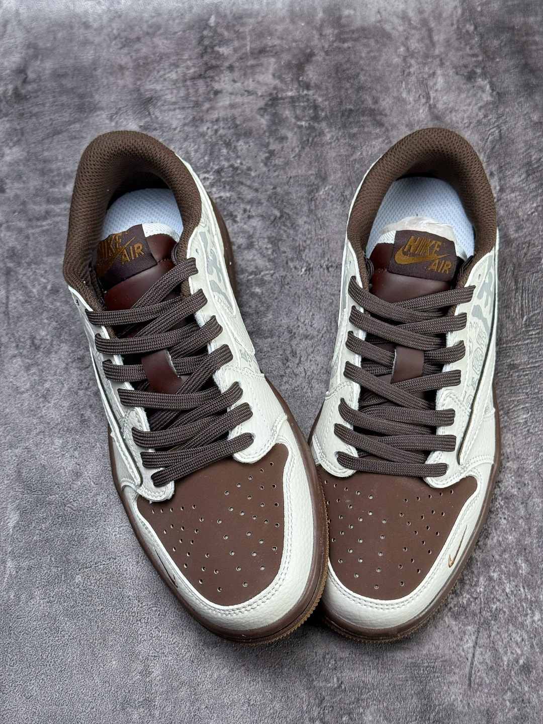 Travis Scott x Nike Air Jordan 1 Low 马年限定 Air Jordan 1 Low 反转白棕小勾倒钩 版本 NH0601-061
