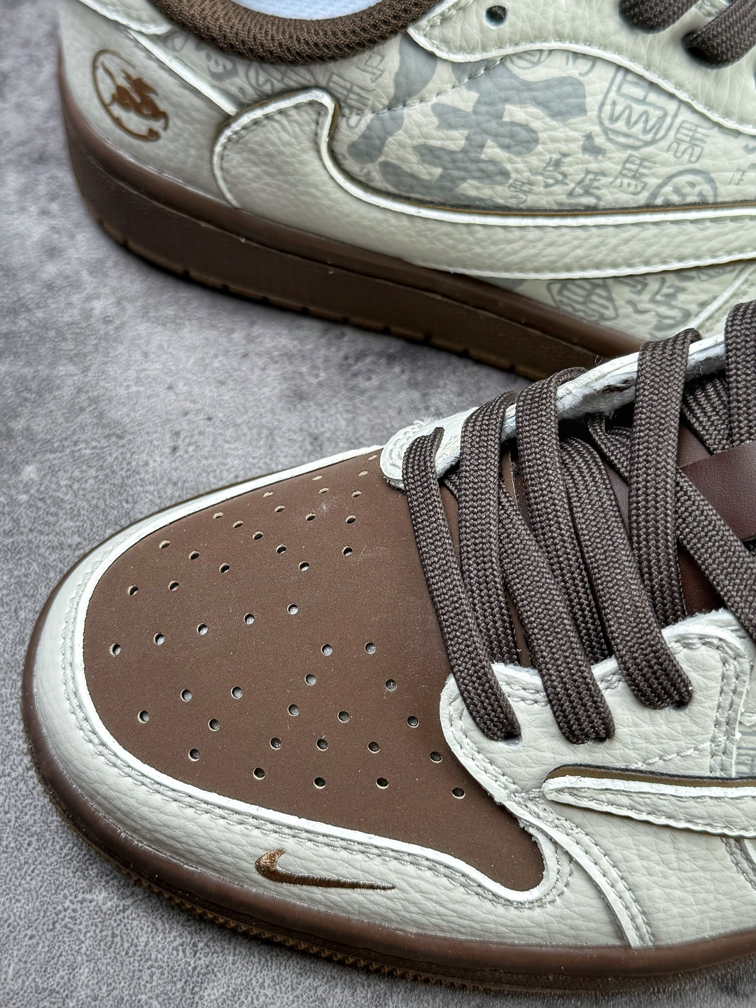 Travis Scott x Nike Air Jordan 1 Low 马年限定 Air Jordan 1 Low 反转白棕小勾倒钩 版本 NH0601-061