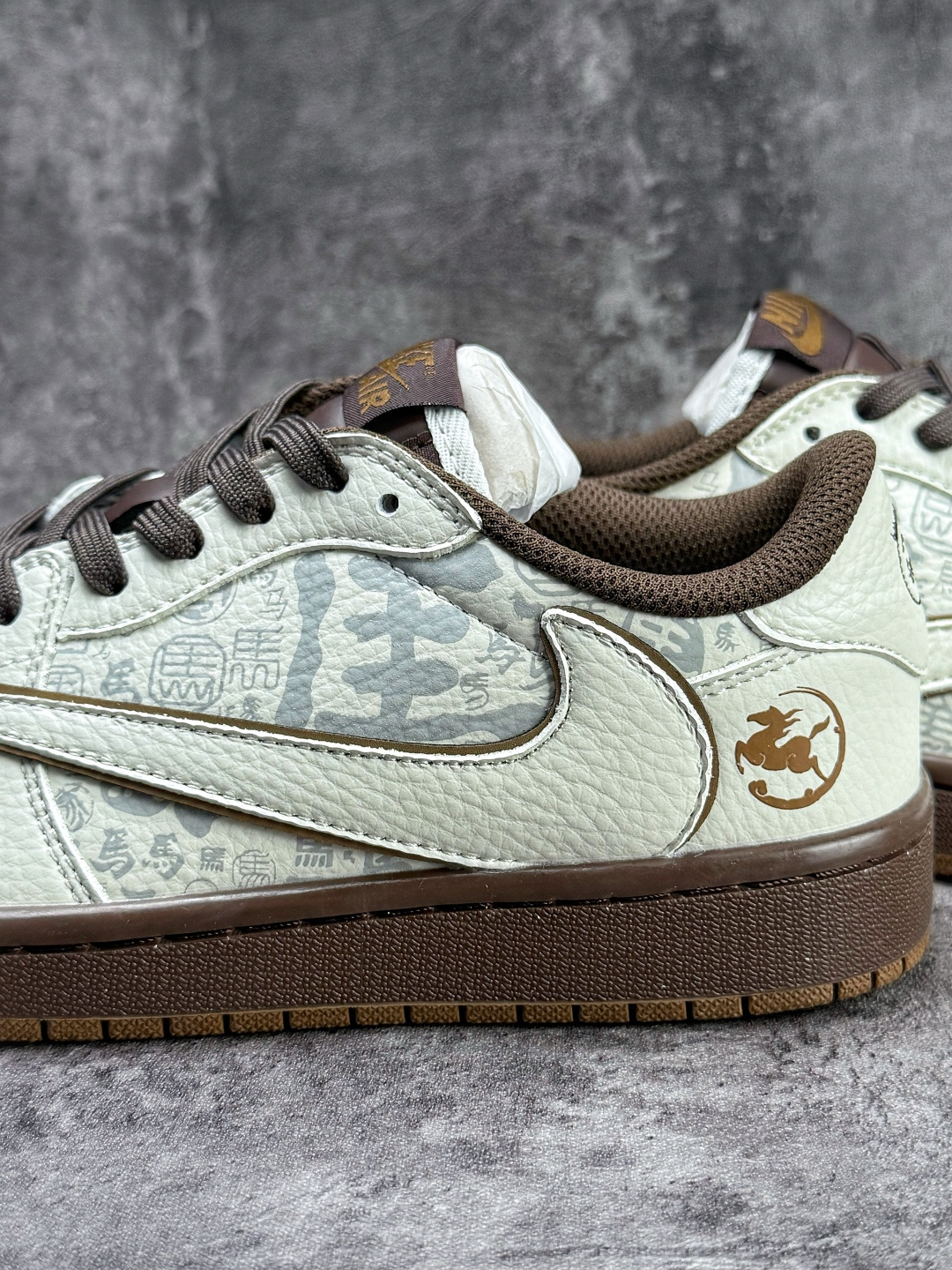 Travis Scott x Nike Air Jordan 1 Low 马年限定 Air Jordan 1 Low 反转白棕小勾倒钩 版本 NH0601-061