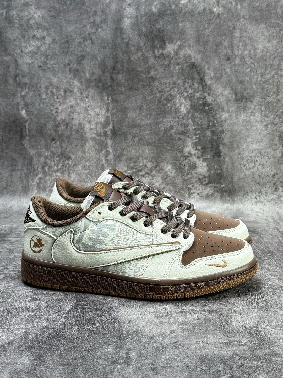 Travis Scott x Nike Air Jordan 1 Low 马年限定 Air Jordan 1 Low 反转白棕小勾倒钩 版本 NH0601-061