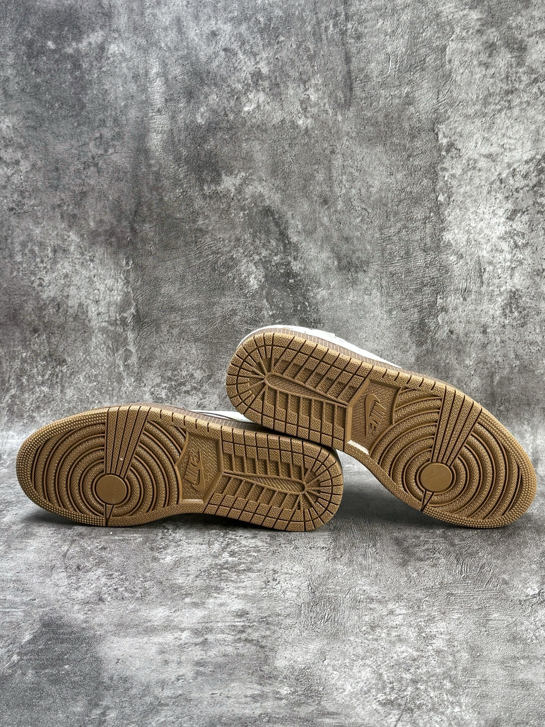 Travis Scott x Nike Air Jordan 1 Low 马年限定 Air Jordan 1 Low 反转白棕小勾倒钩 版本 NH0601-061