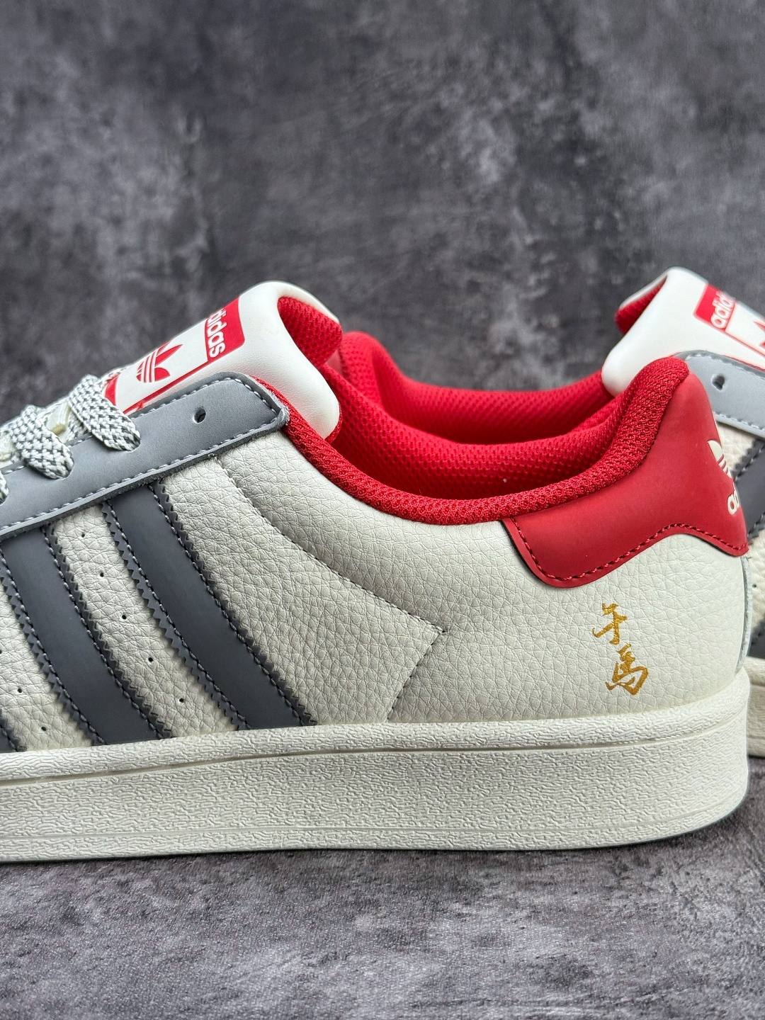 AD Originals Super马年限定 白灰红 SD6826-Top High Quatity Cheap Sneakers Fashion Clothing Clothes Bags handbags Shoes of all Brand wholesale With The best Quality And Beautiful Price from China Factory Chinese suppliers wholesaler seller AD Originals Super马年限定 白灰红 SD6826