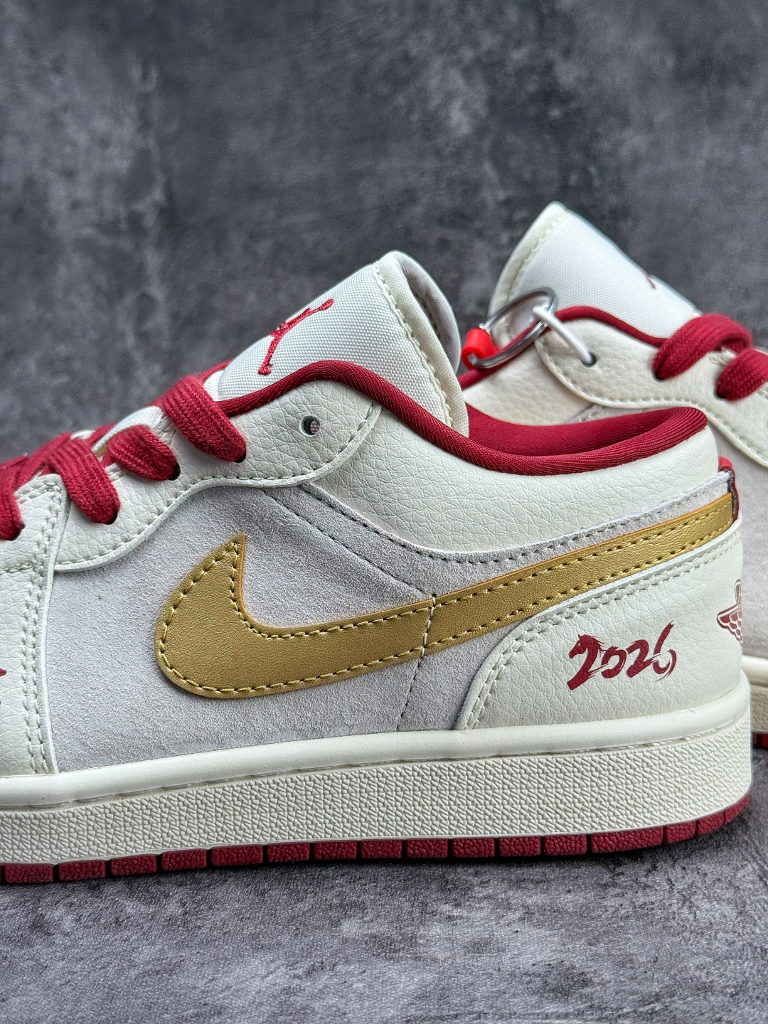 Air Jordan 1 Retro Low 马年限定 白灰红 XT6998-137-Top High Quatity Cheap Sneakers Fashion Clothing Clothes Bags handbags Shoes of all Brand wholesale With The best Quality And Beautiful Price from China Factory Chinese suppliers wholesaler seller Air Jordan 1 Retro Low 马年限定 白灰红 XT6998-137