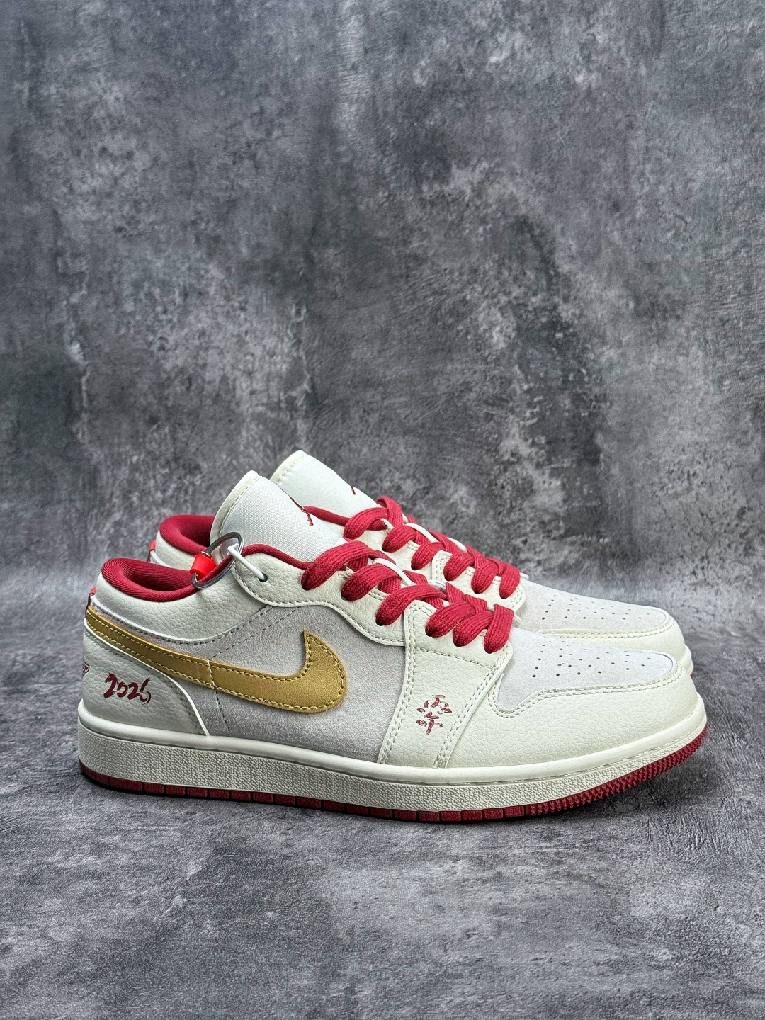 Air Jordan 1 Retro Low 马年限定 白灰红 XT6998-137-Top High Quatity Cheap Sneakers Fashion Clothing Clothes Bags handbags Shoes of all Brand wholesale With The best Quality And Beautiful Price from China Factory Chinese suppliers wholesaler seller Air Jordan 1 Retro Low 马年限定 白灰红 XT6998-137