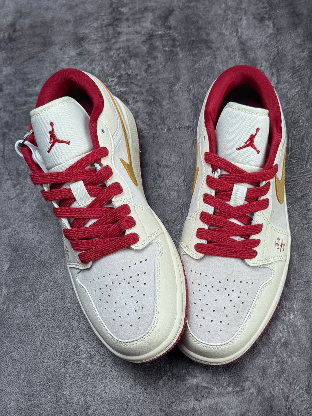 Air Jordan 1 Retro Low 马年限定 白灰红 XT6998-137-Top High Quatity Cheap Sneakers Fashion Clothing Clothes Bags handbags Shoes of all Brand wholesale With The best Quality And Beautiful Price from China Factory Chinese suppliers wholesaler seller Air Jordan 1 Retro Low 马年限定 白灰红 XT6998-137