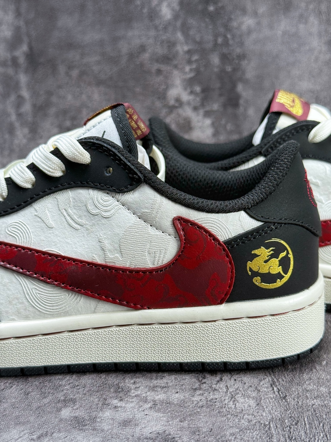 Travis Scott x Nike Air Jordan 1 Low 马年限定 Air Jordan 1 Low 反转黑白红小勾倒钩 版本 NH0601-060