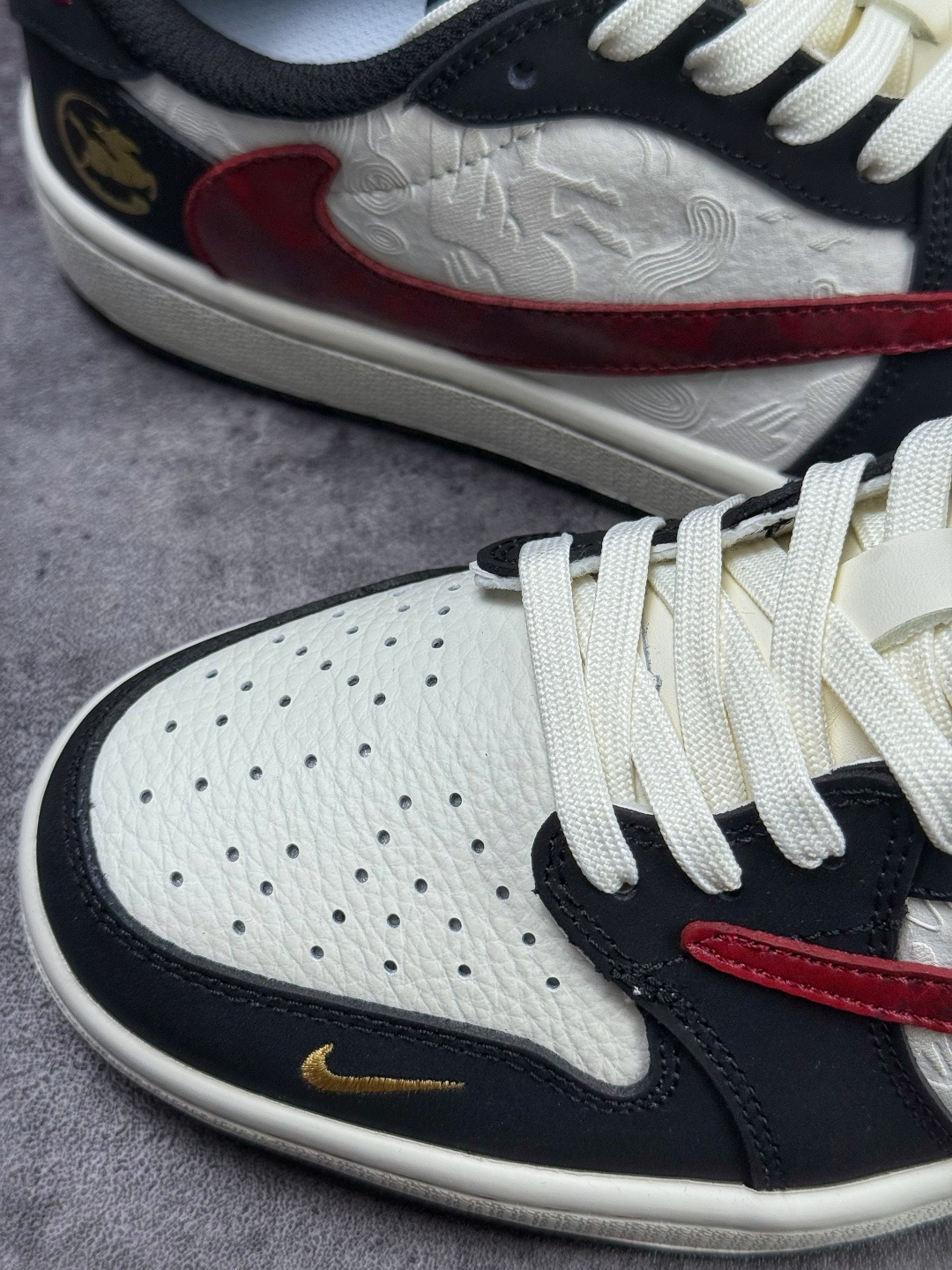 Travis Scott x Nike Air Jordan 1 Low 马年限定 Air Jordan 1 Low 反转黑白红小勾倒钩 版本 NH0601-060