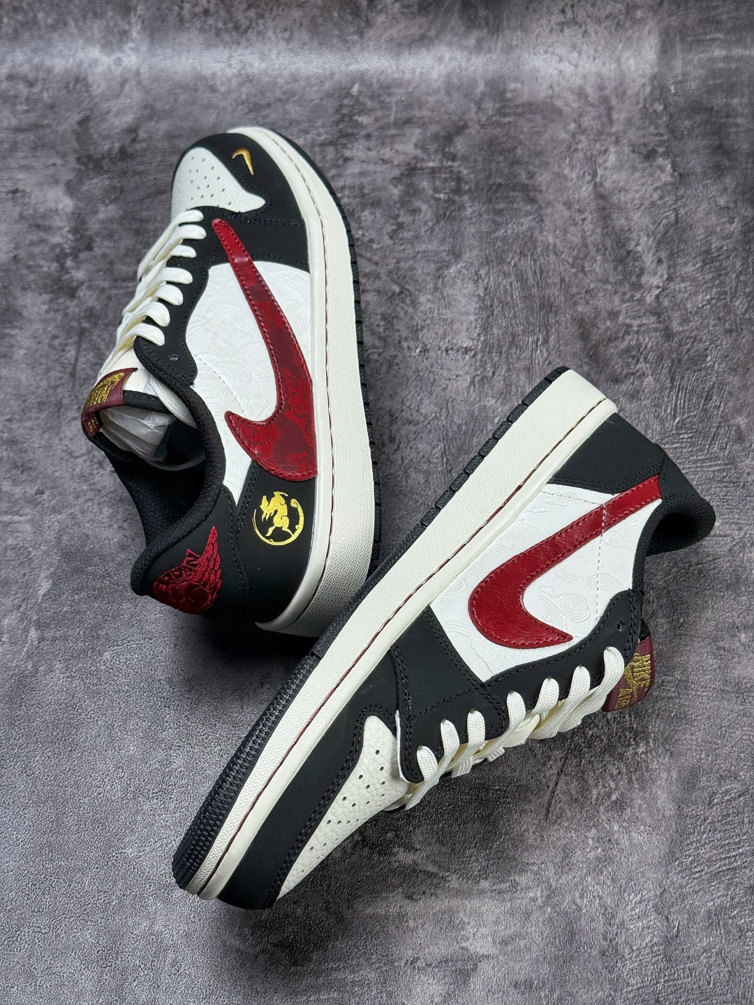 Travis Scott x Nike Air Jordan 1 Low 马年限定 Air Jordan 1 Low 反转黑白红小勾倒钩 版本 NH0601-060
