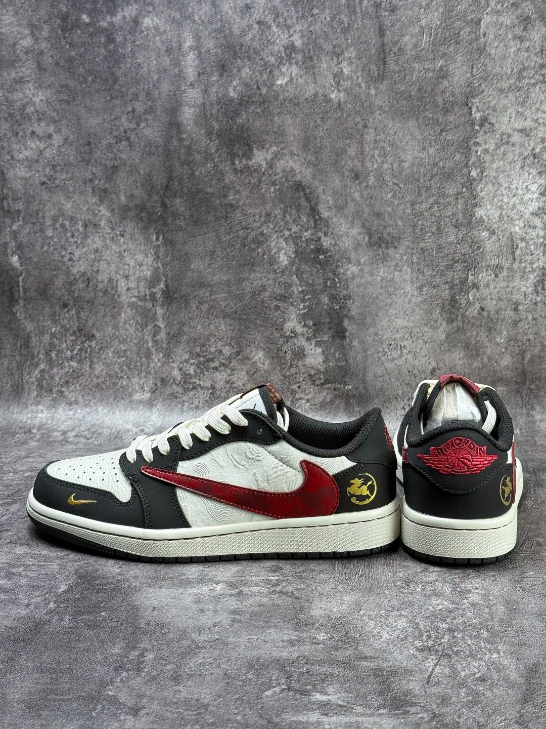 Travis Scott x Nike Air Jordan 1 Low 马年限定 Air Jordan 1 Low 反转黑白红小勾倒钩 版本 NH0601-060