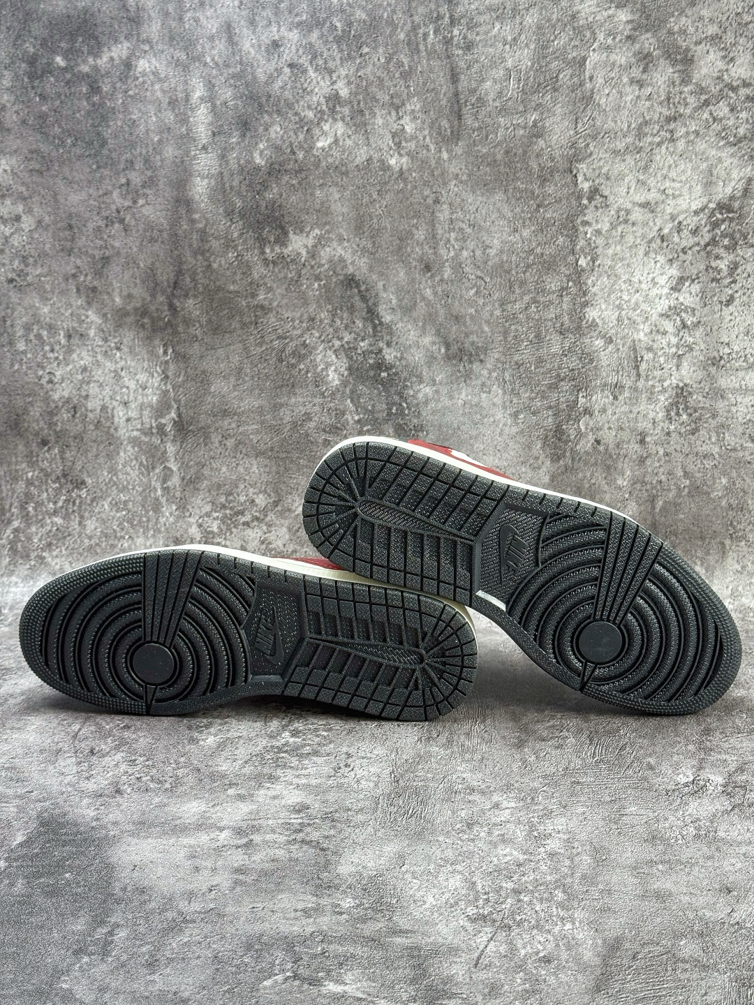 Travis Scott x Nike Air Jordan 1 Low 马年限定 Air Jordan 1 Low 反转黑白红小勾倒钩 版本 NH0601-060