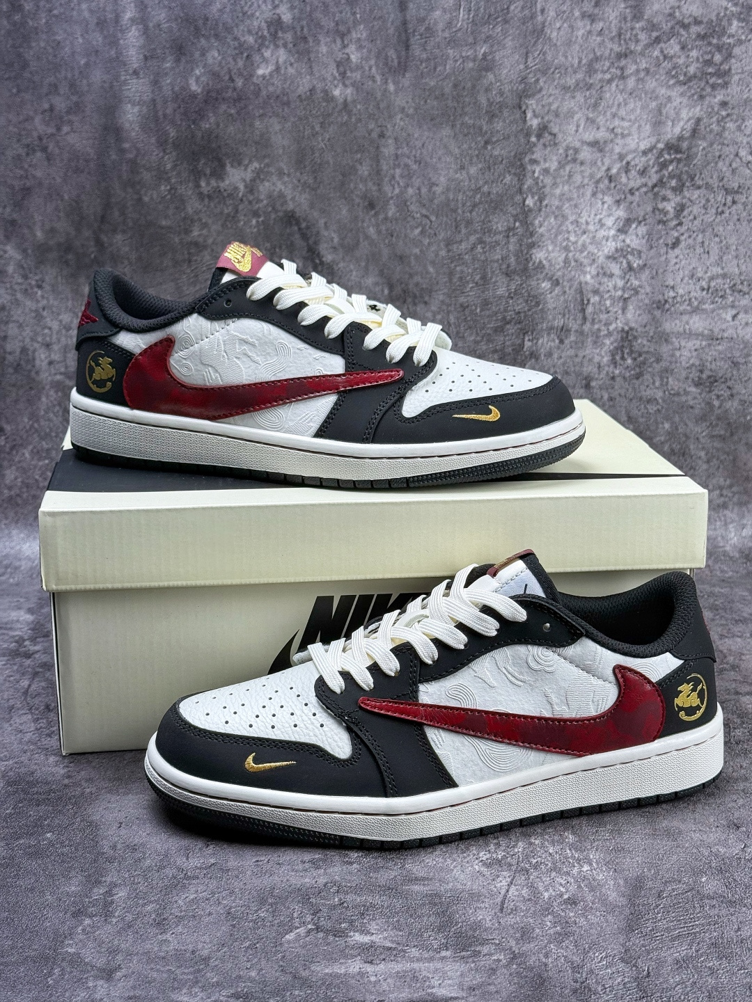 Travis Scott x Nike Air Jordan 1 Low 马年限定 Air Jordan 1 Low 反转黑白红小勾倒钩 版本 NH0601-060