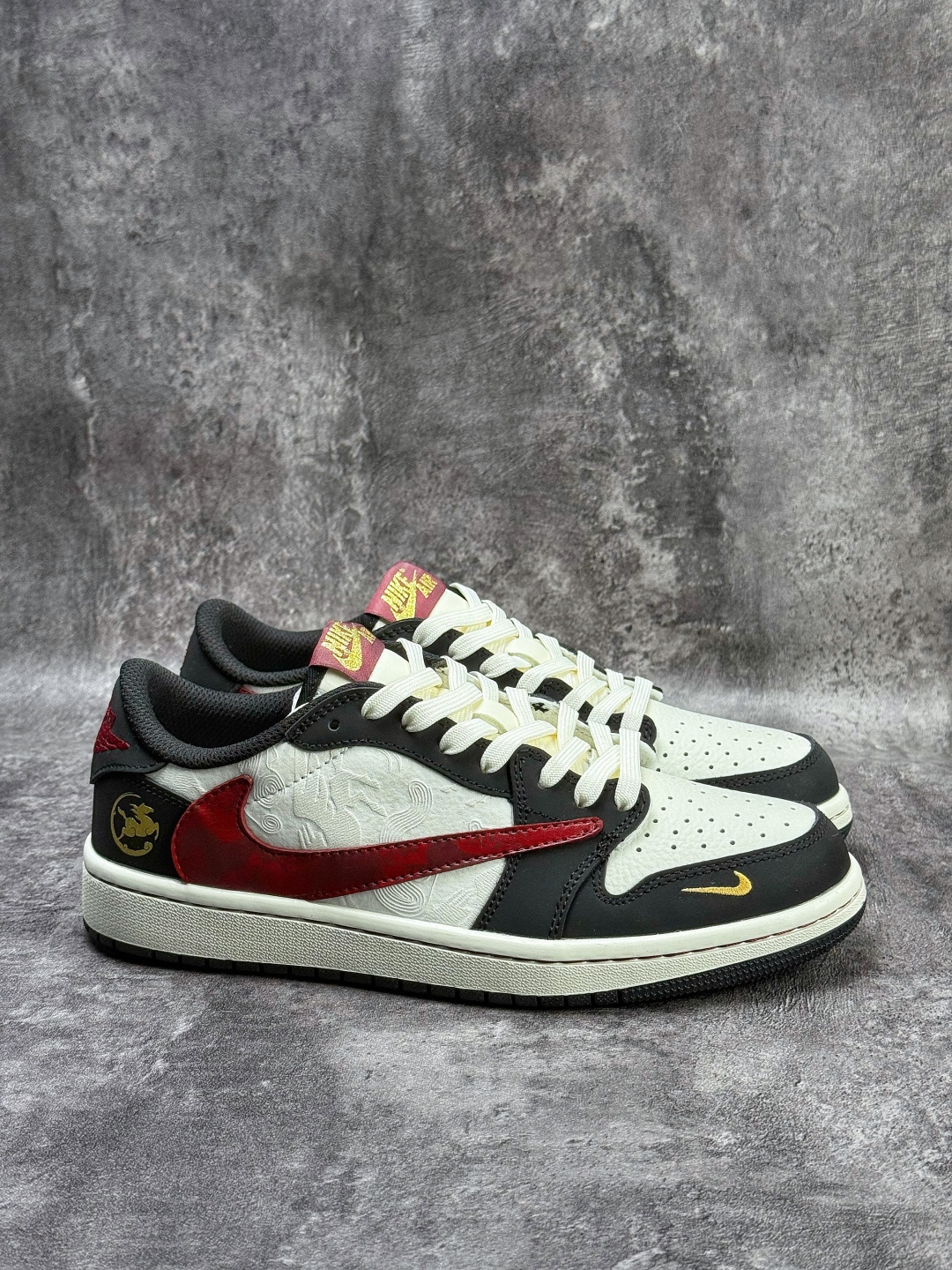 Travis Scott x Nike Air Jordan 1 Low 马年限定 Air Jordan 1 Low 反转黑白红小勾倒钩 版本 NH0601-060