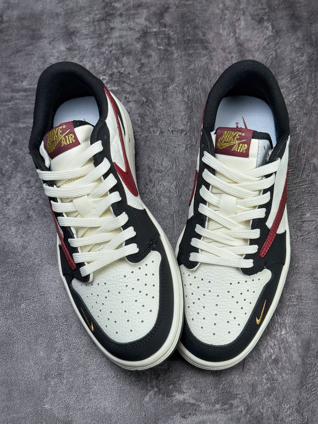 Travis Scott x Nike Air Jordan 1 Low 马年限定 Air Jordan 1 Low 反转黑白红小勾倒钩 版本 NH0601-060