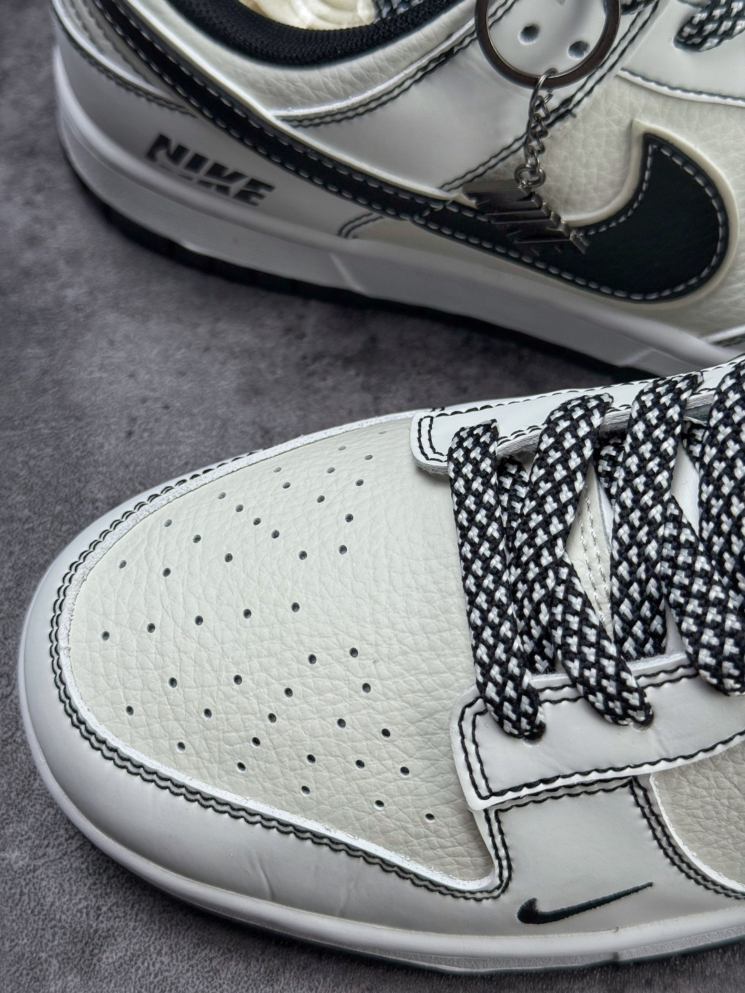 Nike SB Dunk Low 白黑小勾满天星 CS1688-136-Top High Quatity Cheap Sneakers Fashion Clothing Clothes Bags handbags Shoes of all Brand wholesale With The best Quality And Beautiful Price from China Factory Chinese suppliers wholesaler seller Nike SB Dunk Low 白黑小勾满天星 CS1688-136