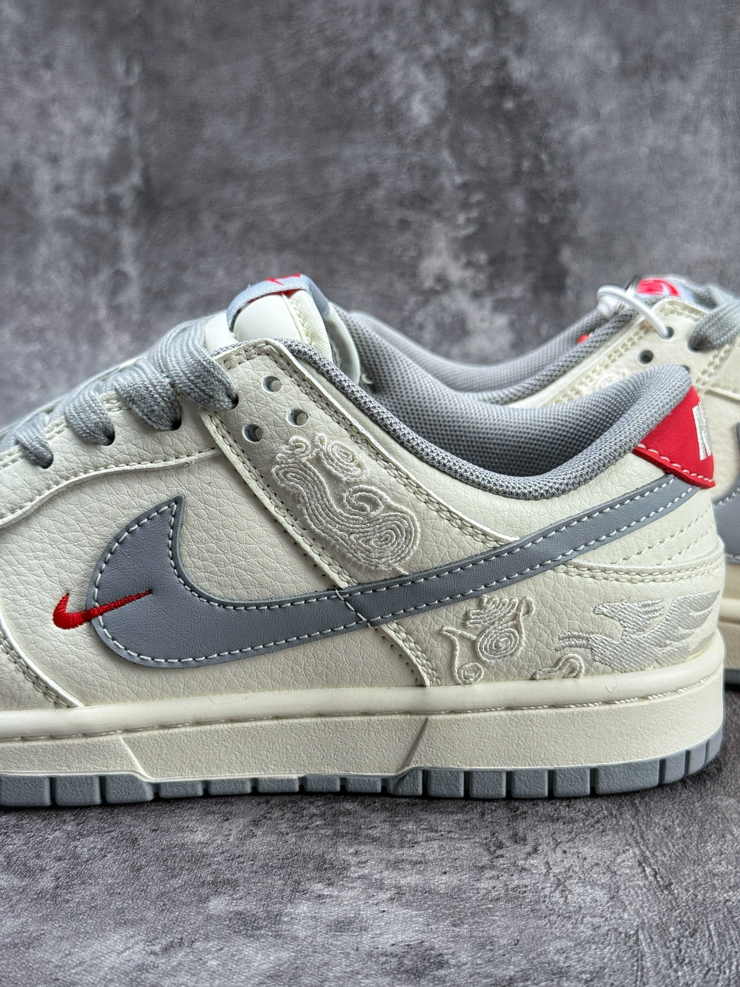 230 Nike SB Dunk Low 马年限定 白灰小勾 FF9989-024-Chinese UA Cheap High Quatity Brand Clothes Bags handbags Sneakers wholesale wholesaler seller from China Factory suppliers Fashion Clothing Shoes best Quality Beautiful Price 230 Nike SB Dunk Low 马年限定 白灰小勾 FF9989-024