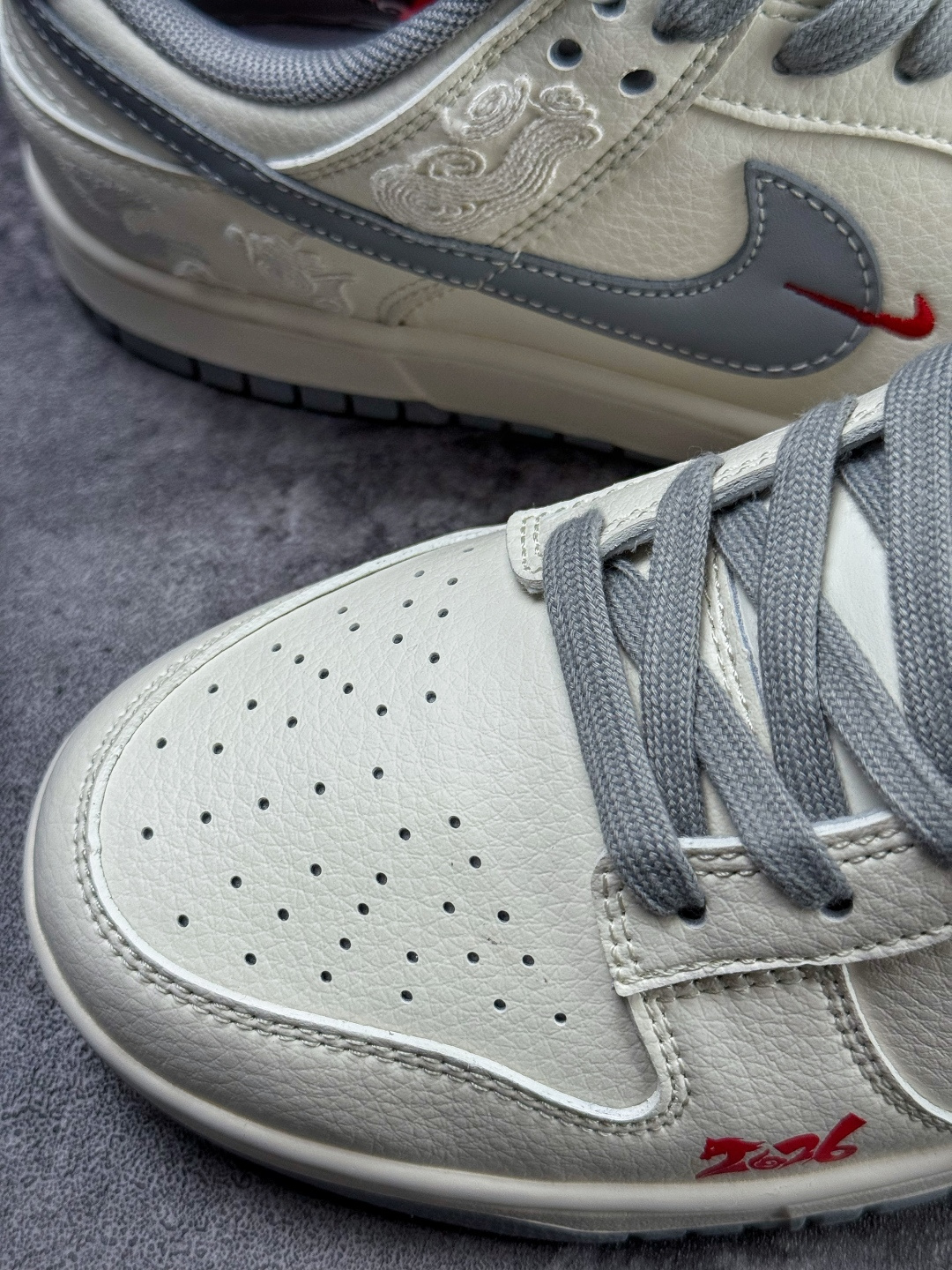 230 Nike SB Dunk Low 马年限定 白灰小勾 FF9989-024-Chinese UA Cheap High Quatity Brand Clothes Bags handbags Sneakers wholesale wholesaler seller from China Factory suppliers Fashion Clothing Shoes best Quality Beautiful Price 230 Nike SB Dunk Low 马年限定 白灰小勾 FF9989-024