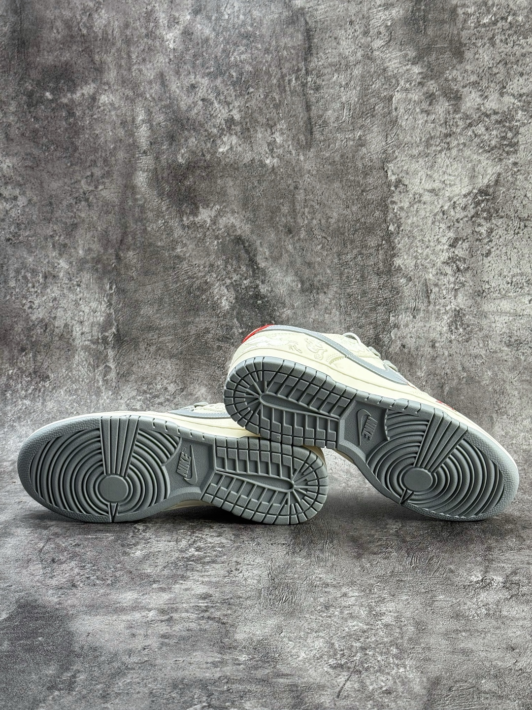 230 Nike SB Dunk Low 马年限定 白灰小勾 FF9989-024-Chinese UA Cheap High Quatity Brand Clothes Bags handbags Sneakers wholesale wholesaler seller from China Factory suppliers Fashion Clothing Shoes best Quality Beautiful Price 230 Nike SB Dunk Low 马年限定 白灰小勾 FF9989-024